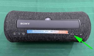 Picture of the -Play Pause Phone- button on the Sony SRS XG300.