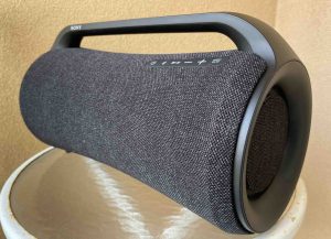 Picture of the front right view of the Sony SRS XG500 speaker.