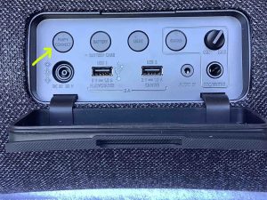 Picture of the -Party Connect- button on the back of the speaker.